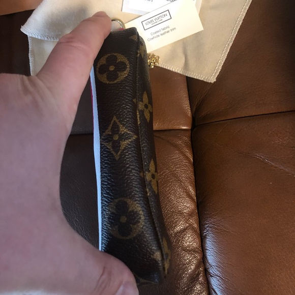 Louis Vuitton Travel Limited Edition Pouchette - Picture 13 of 16